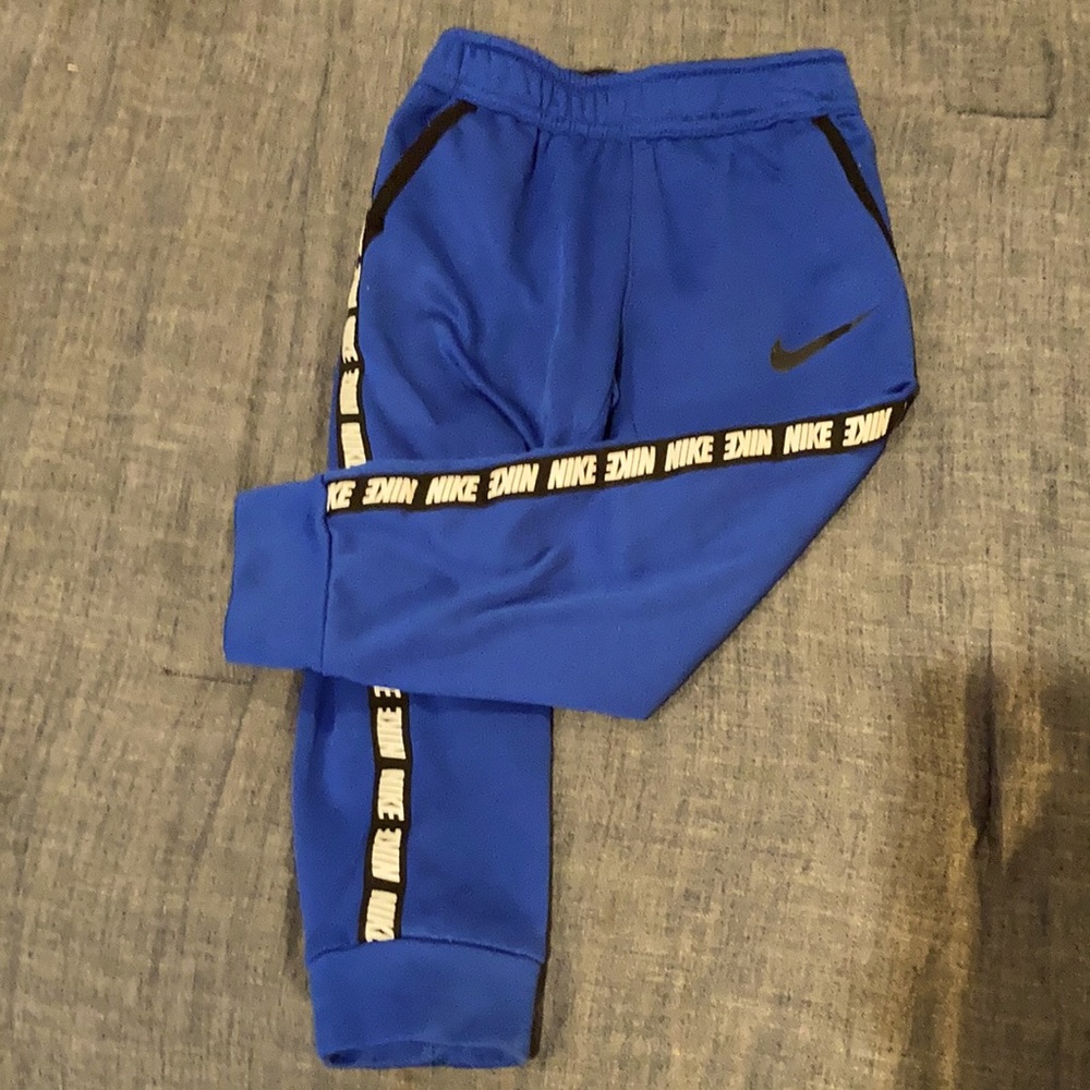Little Boy’s Nike joggers w/pockets size 4